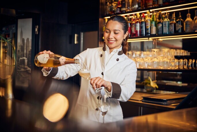 Bartender (m/w/d) in unserem Prime Steakhouse "THEO's", 1. Bild